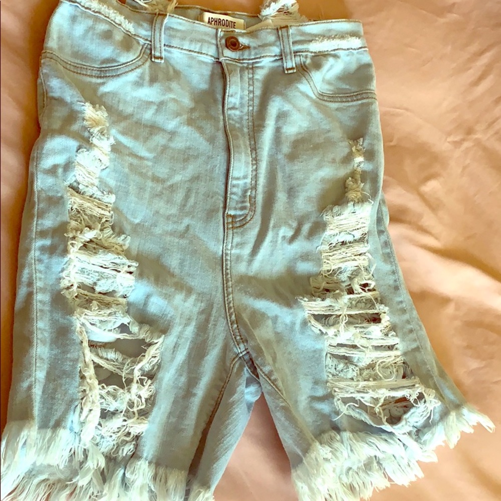 Distress Bermuda shorts perfect for a day out